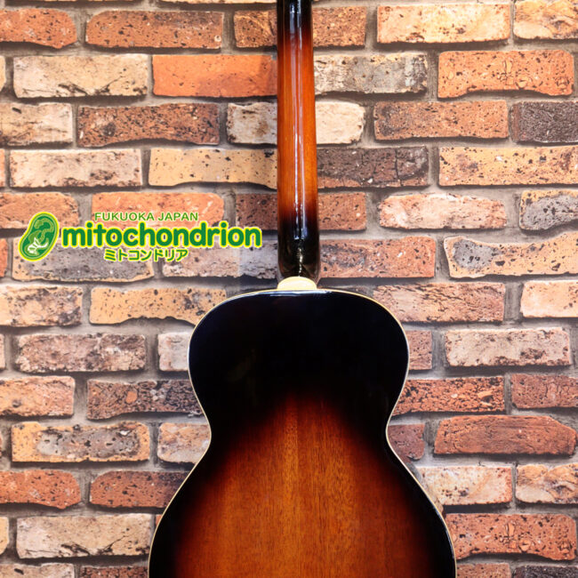 小ぶりなボディーでお馴染みL-00のエピフォンバージョンです！Gibsonヘッド！