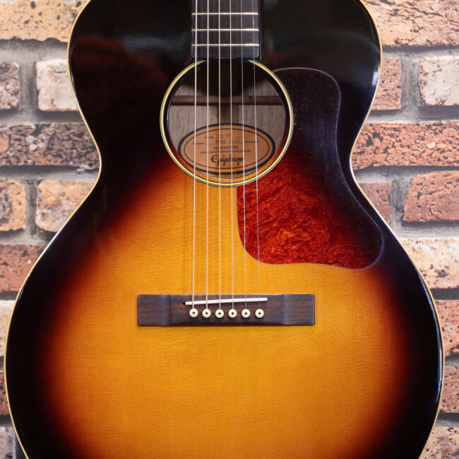 小ぶりなボディーでお馴染みL-00のエピフォンバージョンです！Gibsonヘッド！