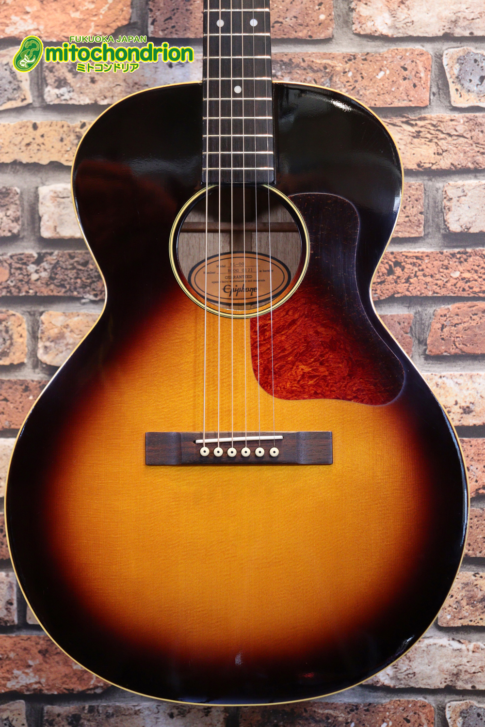 小ぶりなボディーでお馴染みL-00のエピフォンバージョンです！Gibsonヘッド！