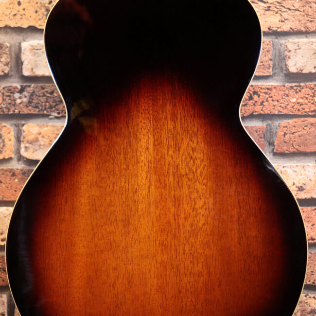 小ぶりなボディーでお馴染みL-00のエピフォンバージョンです！Gibsonヘッド！