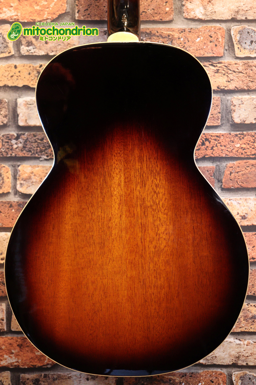 小ぶりなボディーでお馴染みL-00のエピフォンバージョンです！Gibsonヘッド！