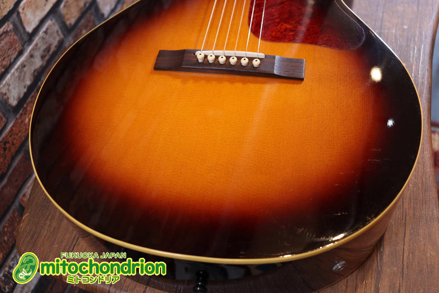 小ぶりなボディーでお馴染みL-00のエピフォンバージョンです！Gibsonヘッド！