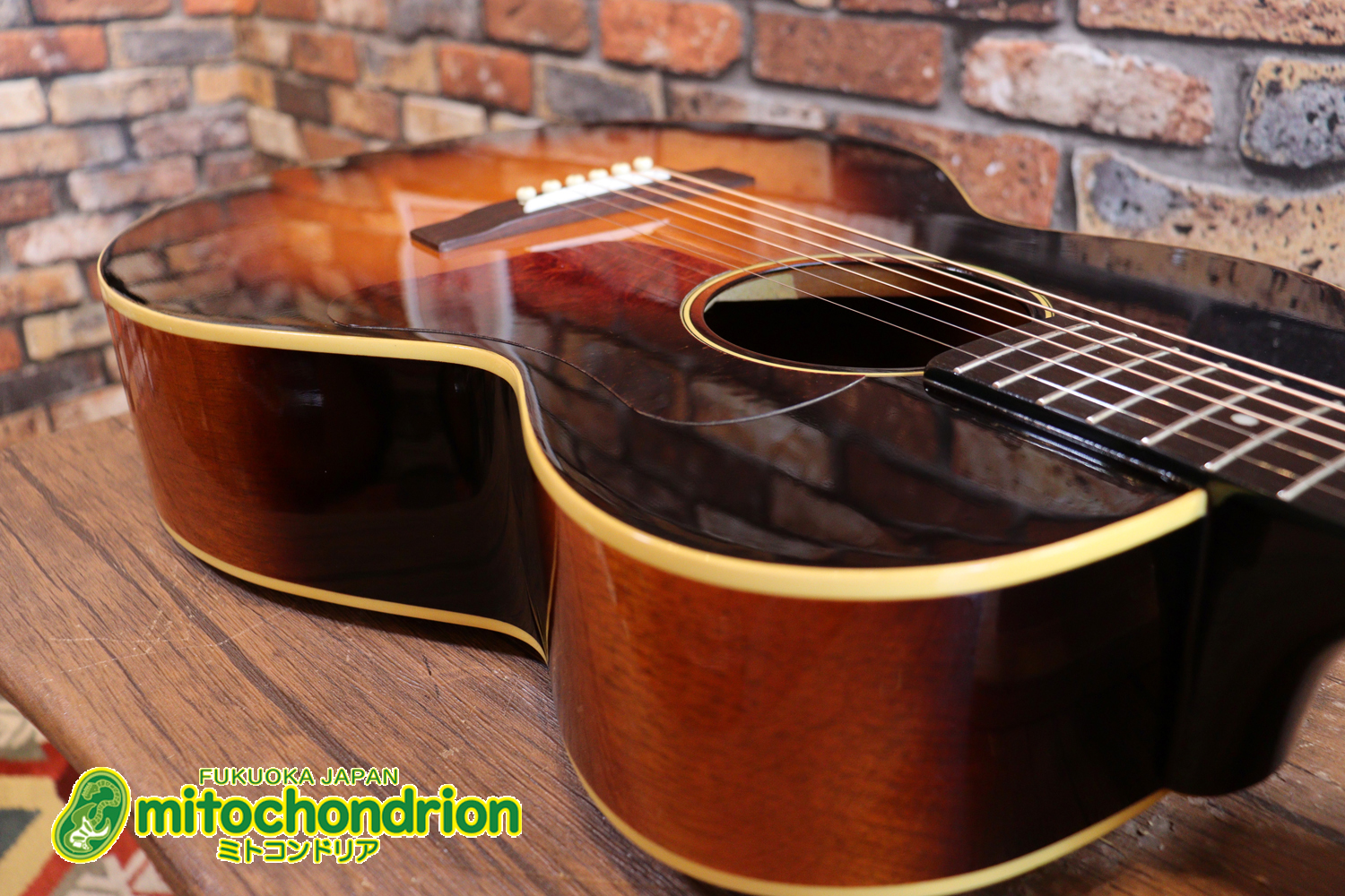 小ぶりなボディーでお馴染みL-00のエピフォンバージョンです！Gibsonヘッド！