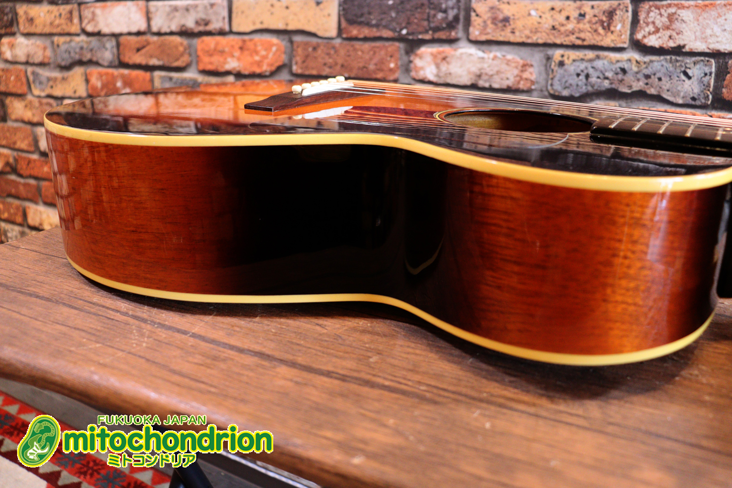 小ぶりなボディーでお馴染みL-00のエピフォンバージョンです！Gibsonヘッド！