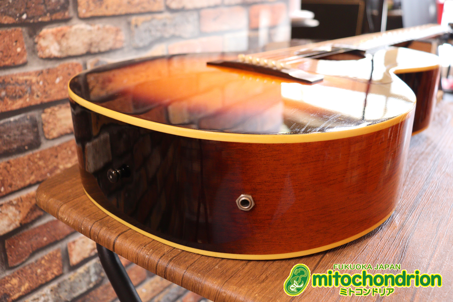 小ぶりなボディーでお馴染みL-00のエピフォンバージョンです！Gibsonヘッド！