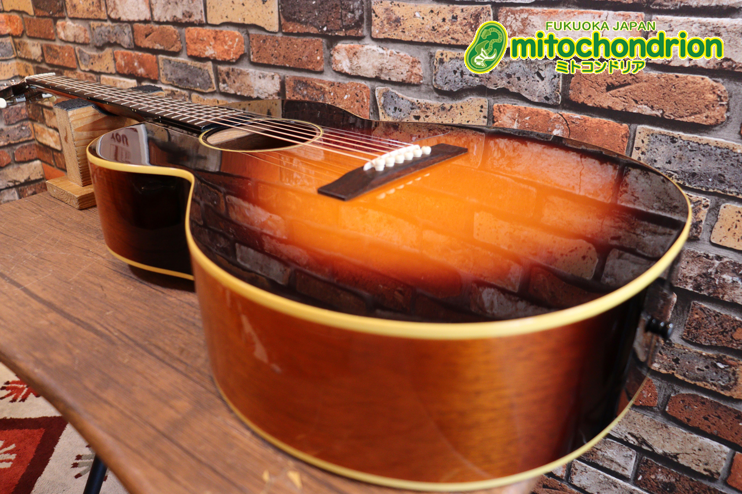 小ぶりなボディーでお馴染みL-00のエピフォンバージョンです！Gibsonヘッド！