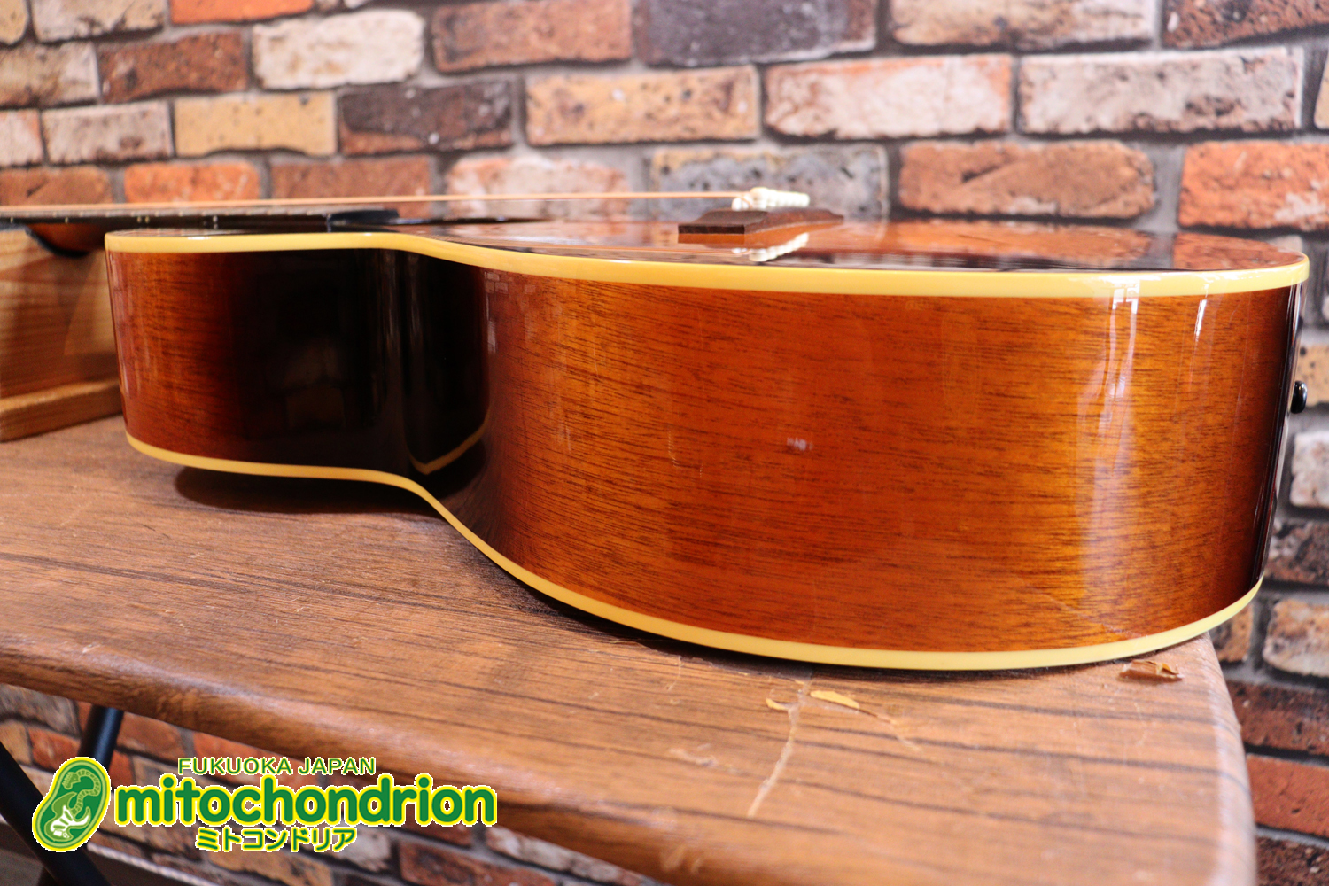 小ぶりなボディーでお馴染みL-00のエピフォンバージョンです！Gibsonヘッド！