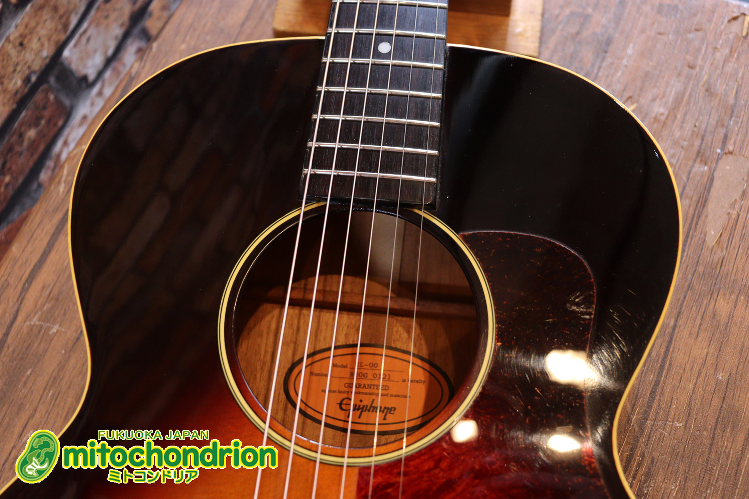 小ぶりなボディーでお馴染みL-00のエピフォンバージョンです！Gibsonヘッド！