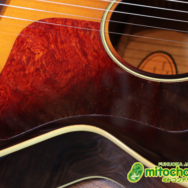 小ぶりなボディーでお馴染みL-00のエピフォンバージョンです！Gibsonヘッド！