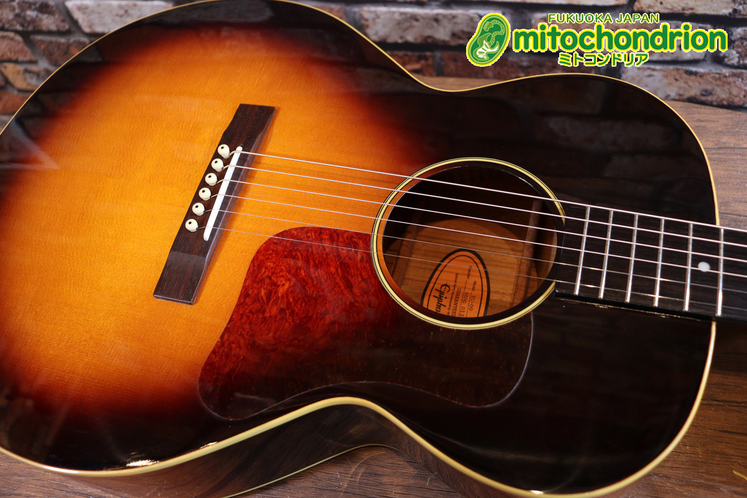 小ぶりなボディーでお馴染みL-00のエピフォンバージョンです！Gibsonヘッド！