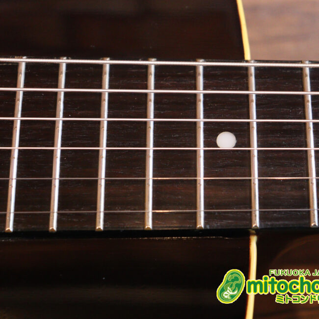 小ぶりなボディーでお馴染みL-00のエピフォンバージョンです！Gibsonヘッド！