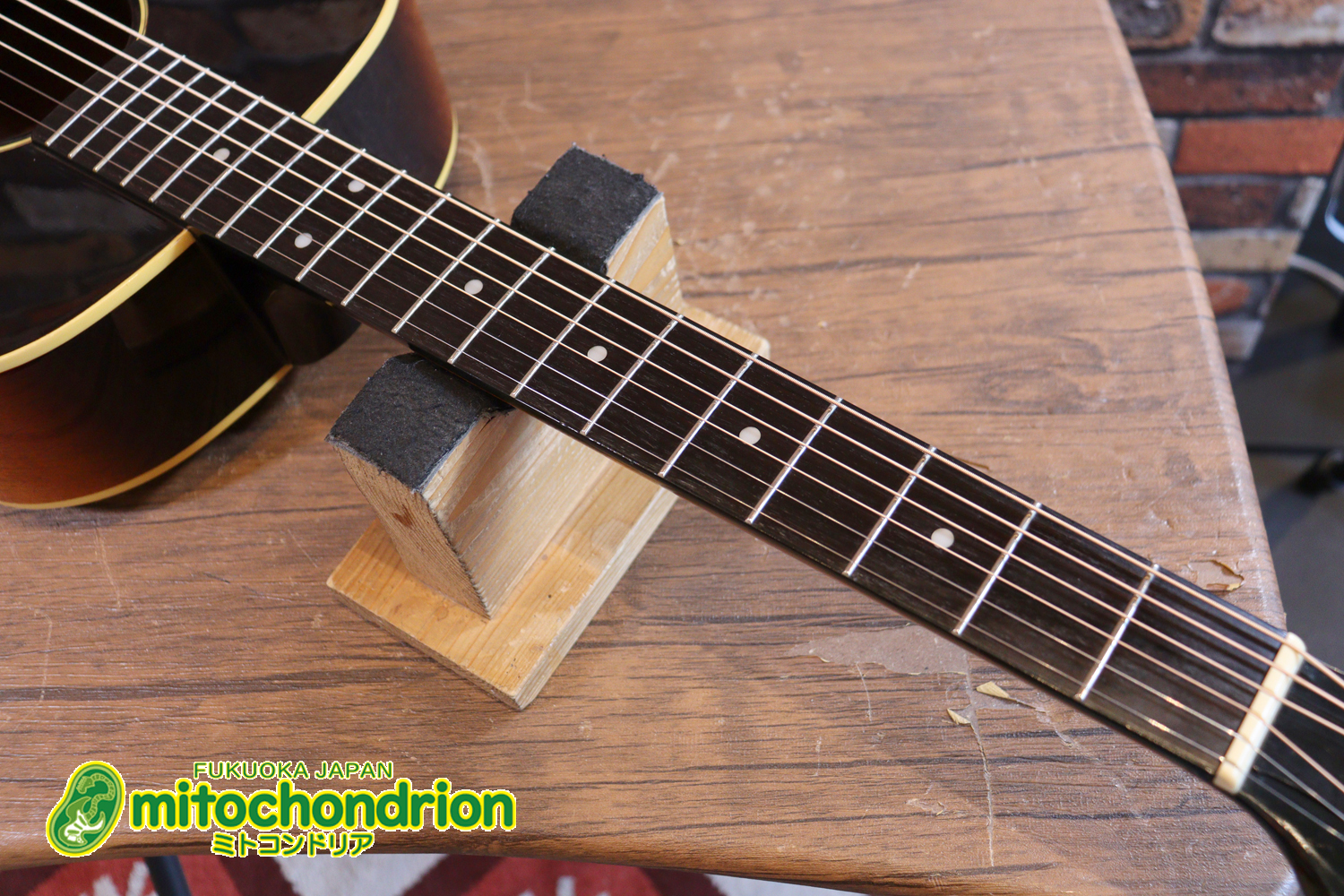 小ぶりなボディーでお馴染みL-00のエピフォンバージョンです！Gibsonヘッド！