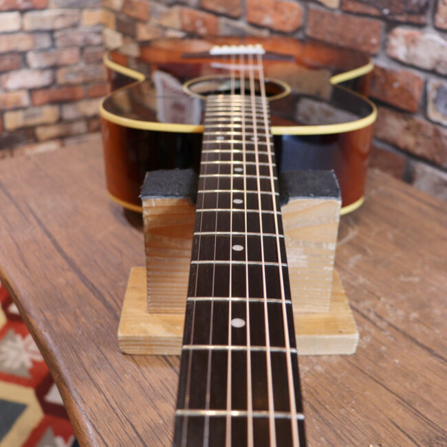 小ぶりなボディーでお馴染みL-00のエピフォンバージョンです！Gibsonヘッド！