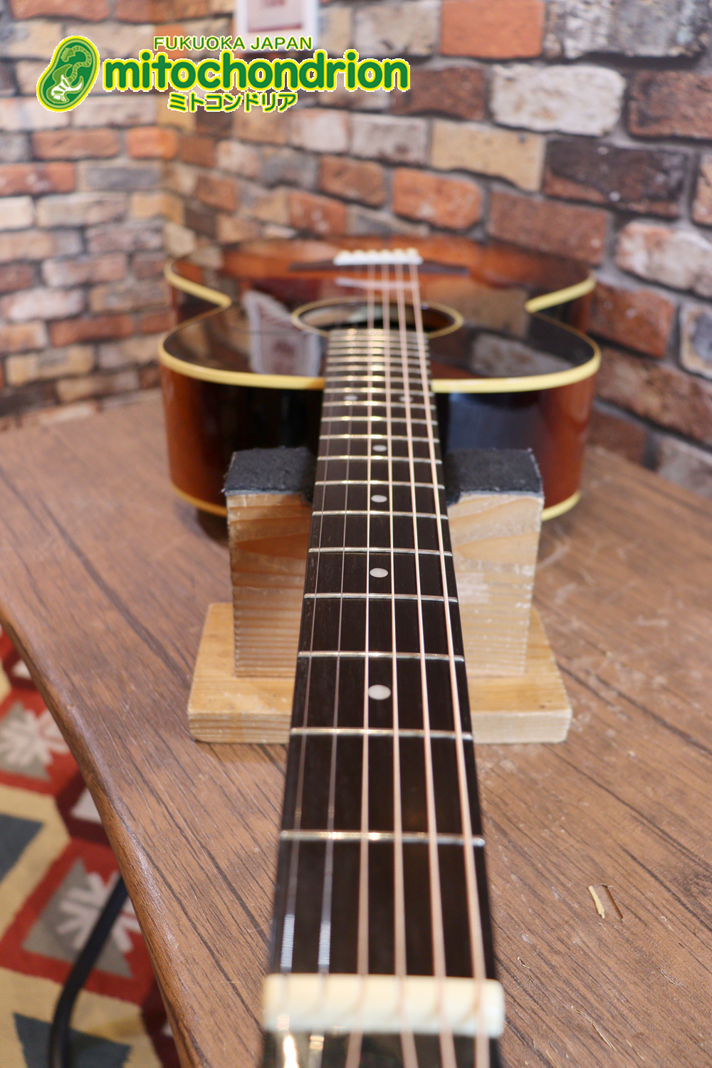 小ぶりなボディーでお馴染みL-00のエピフォンバージョンです！Gibsonヘッド！