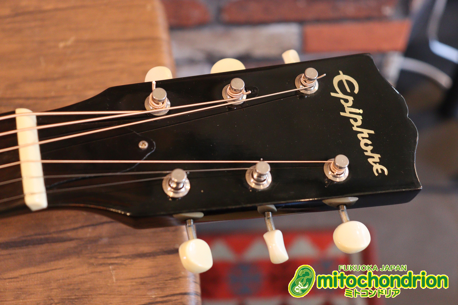 小ぶりなボディーでお馴染みL-00のエピフォンバージョンです！Gibsonヘッド！