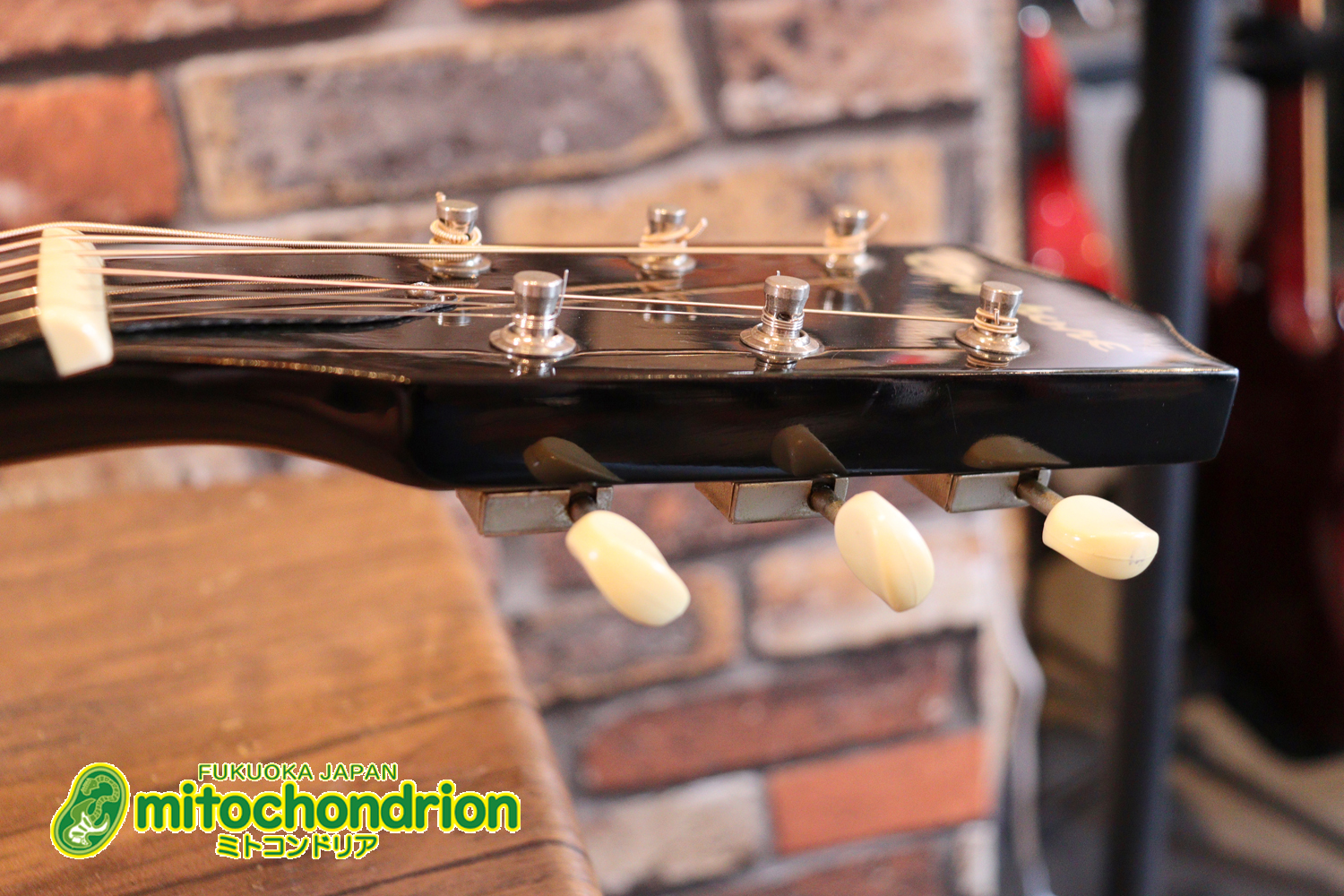 小ぶりなボディーでお馴染みL-00のエピフォンバージョンです！Gibsonヘッド！