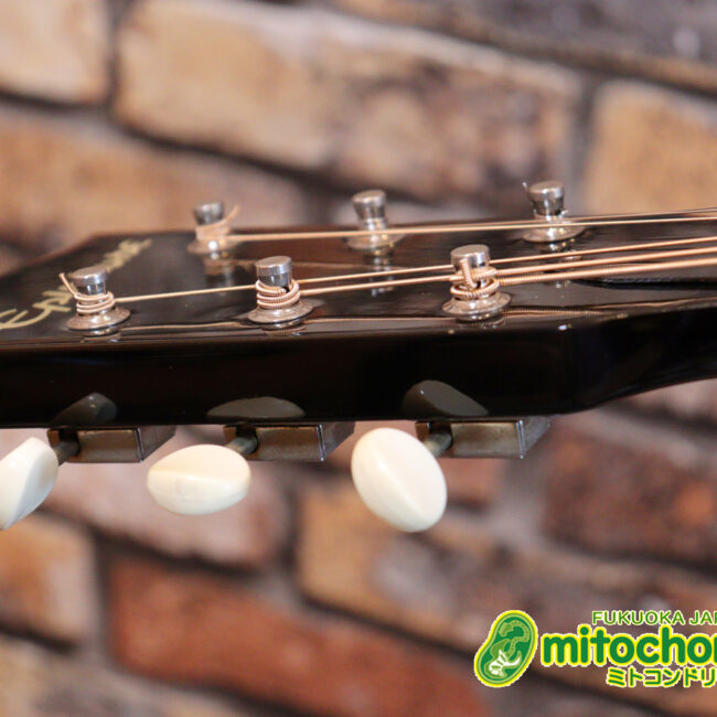 小ぶりなボディーでお馴染みL-00のエピフォンバージョンです！Gibsonヘッド！