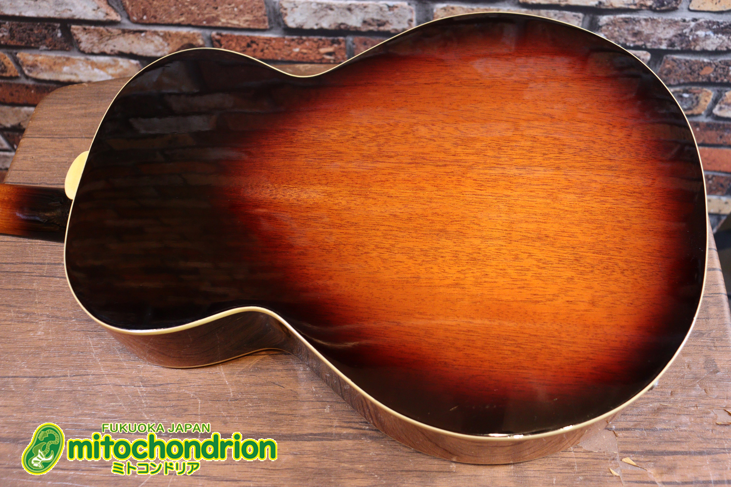 小ぶりなボディーでお馴染みL-00のエピフォンバージョンです！Gibsonヘッド！