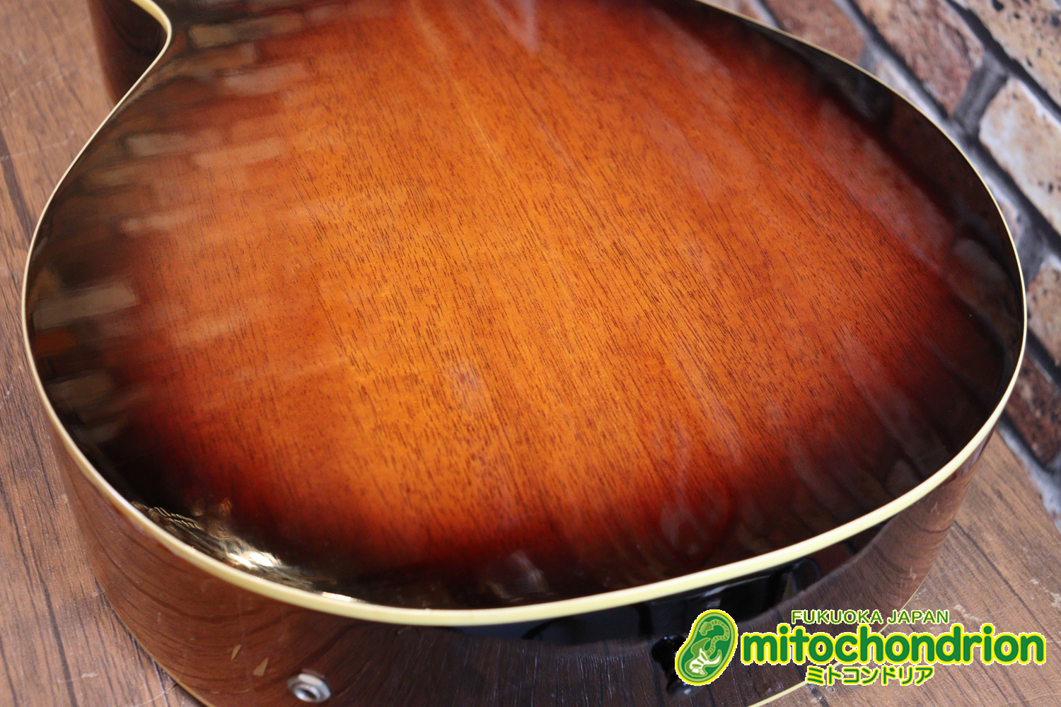 小ぶりなボディーでお馴染みL-00のエピフォンバージョンです！Gibsonヘッド！