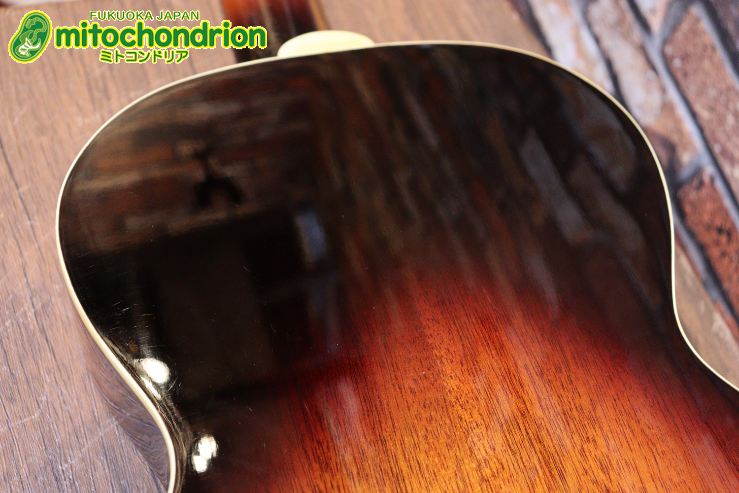 小ぶりなボディーでお馴染みL-00のエピフォンバージョンです！Gibsonヘッド！