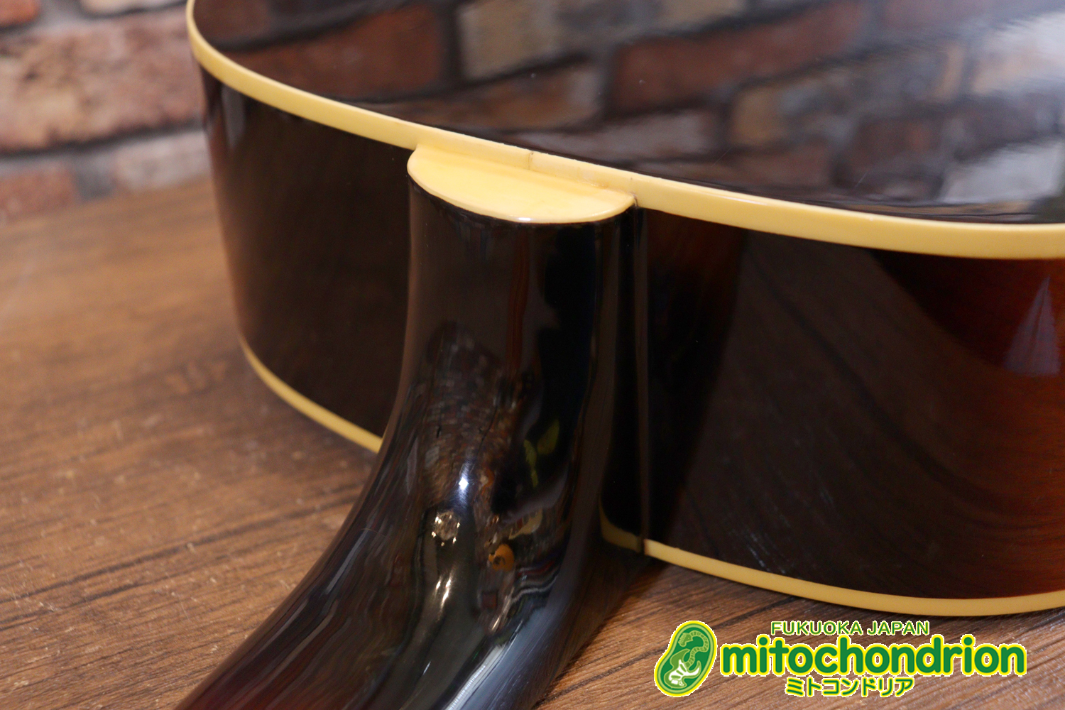 小ぶりなボディーでお馴染みL-00のエピフォンバージョンです！Gibsonヘッド！