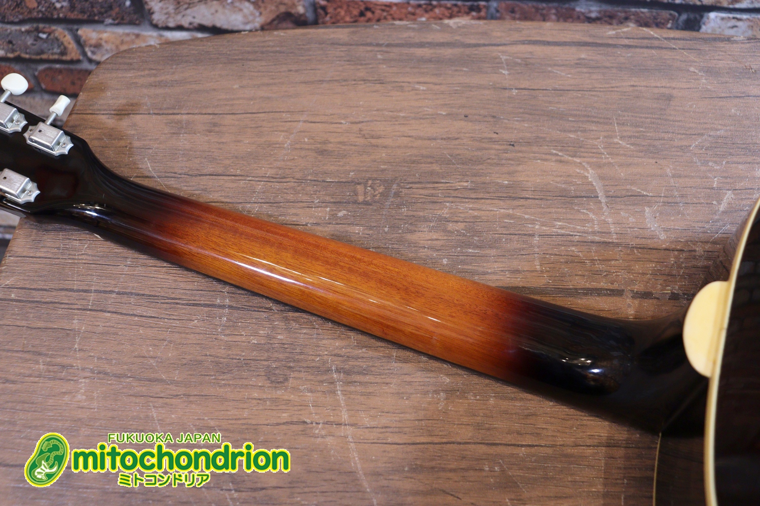 小ぶりなボディーでお馴染みL-00のエピフォンバージョンです！Gibsonヘッド！