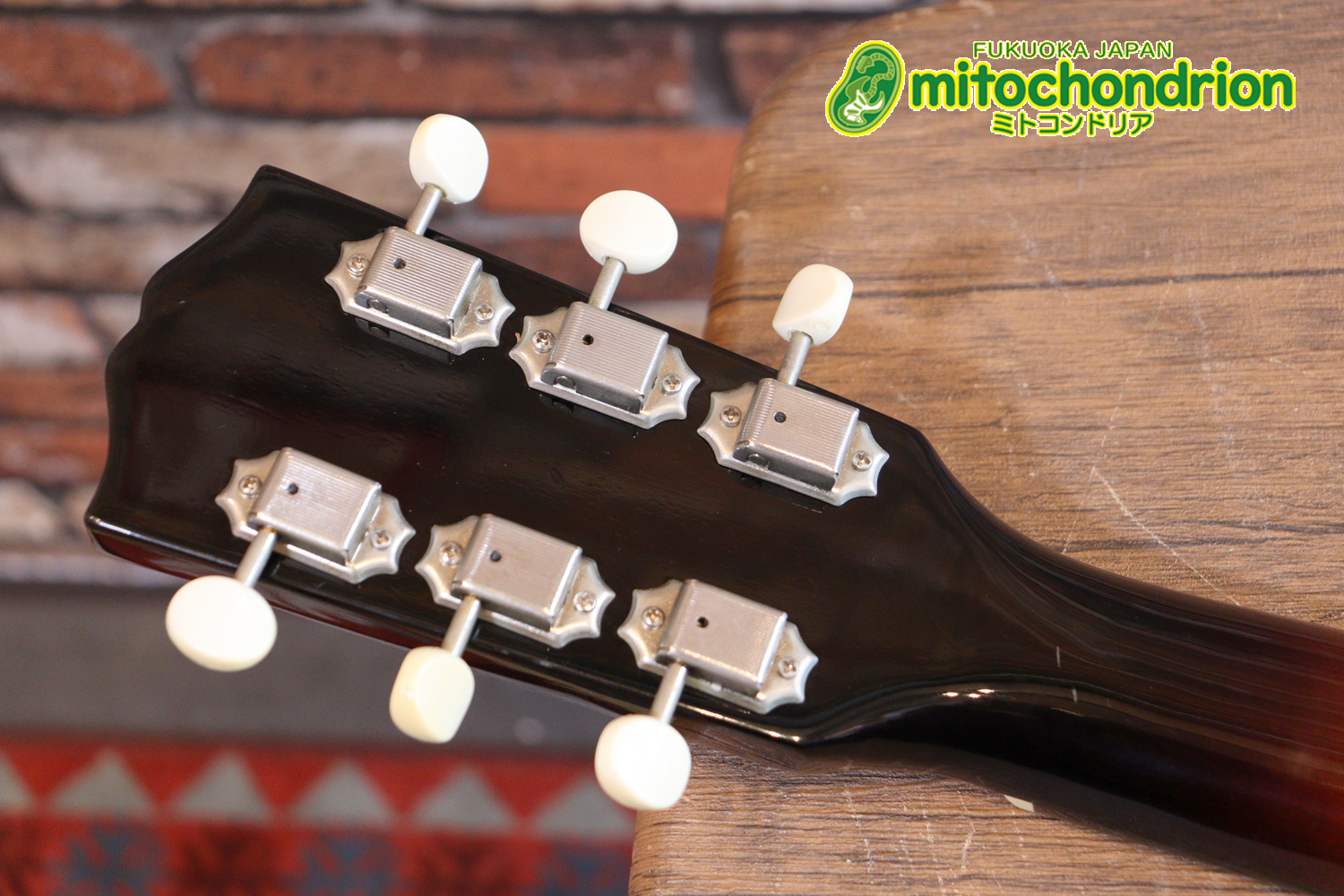 小ぶりなボディーでお馴染みL-00のエピフォンバージョンです！Gibsonヘッド！