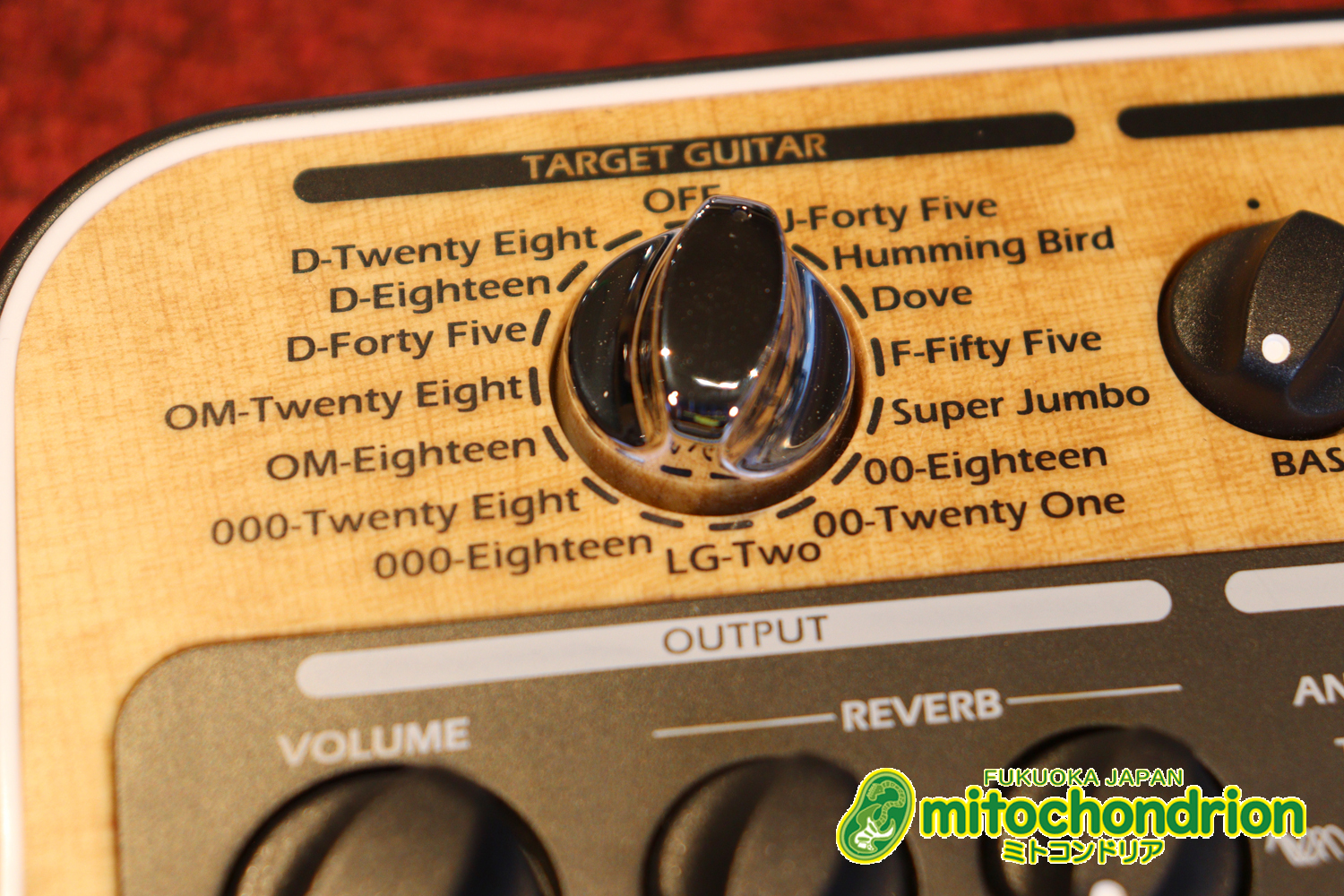 アコースティック用のプリアンプ、エフェクター、アコースティックモデリングを搭載！チューナー付！