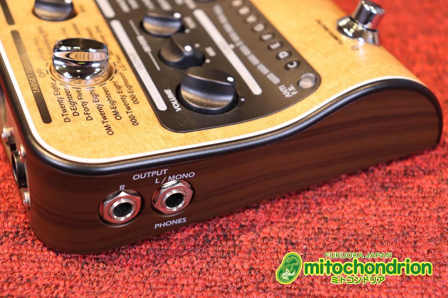 アコースティック用のプリアンプ、エフェクター、アコースティックモデリングを搭載！チューナー付！