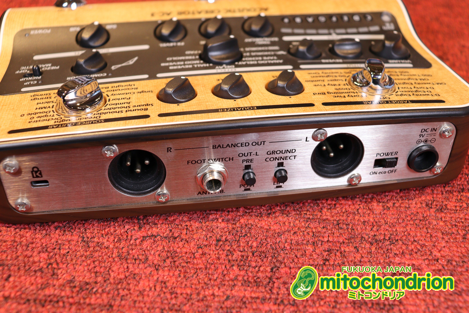 アコースティック用のプリアンプ、エフェクター、アコースティックモデリングを搭載！チューナー付！