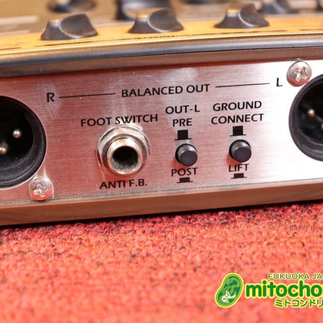 アコースティック用のプリアンプ、エフェクター、アコースティックモデリングを搭載！チューナー付！