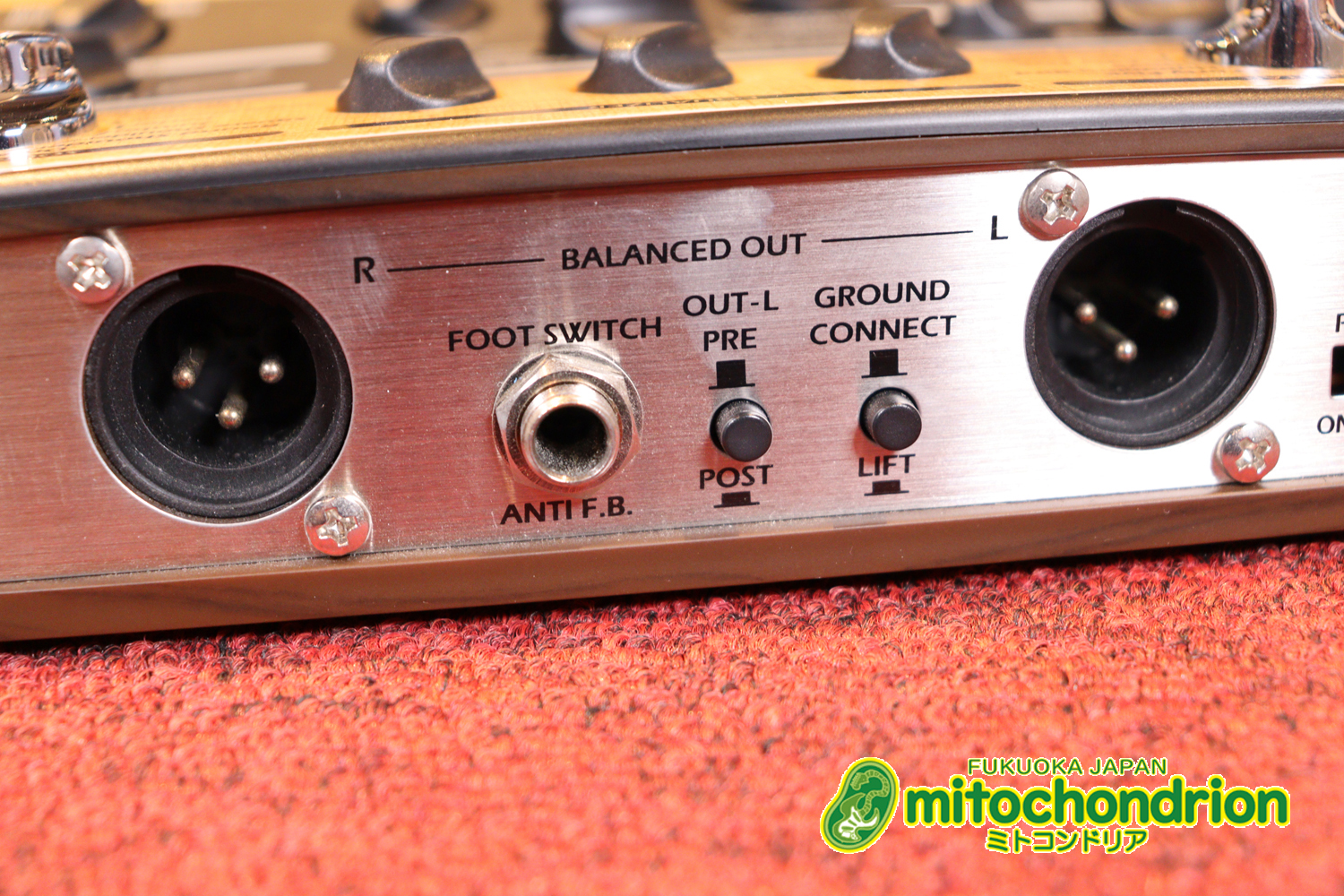 アコースティック用のプリアンプ、エフェクター、アコースティックモデリングを搭載！チューナー付！