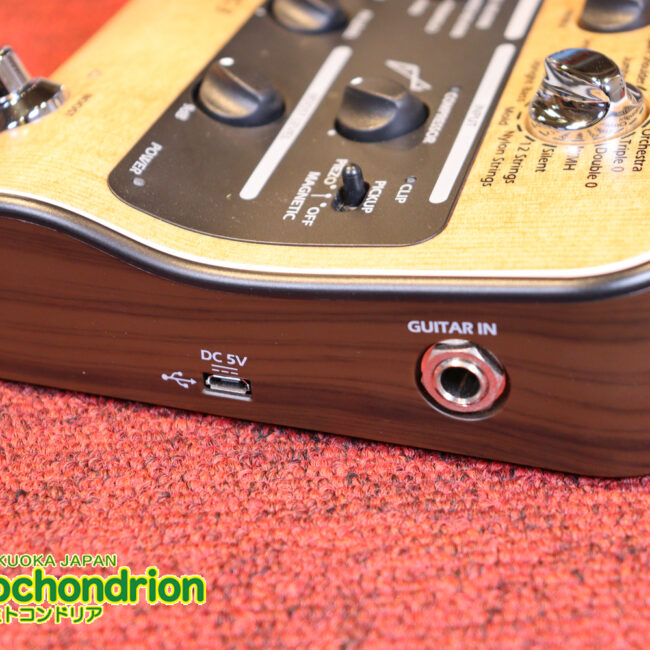 アコースティック用のプリアンプ、エフェクター、アコースティックモデリングを搭載！チューナー付！