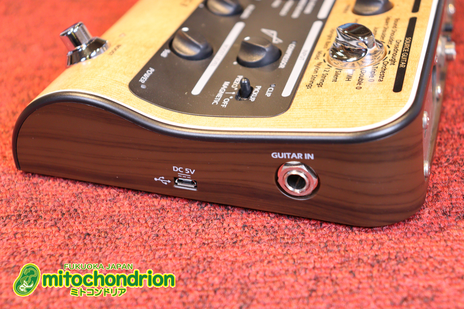 アコースティック用のプリアンプ、エフェクター、アコースティックモデリングを搭載！チューナー付！