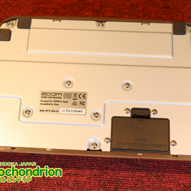 アコースティック用のプリアンプ、エフェクター、アコースティックモデリングを搭載！チューナー付！