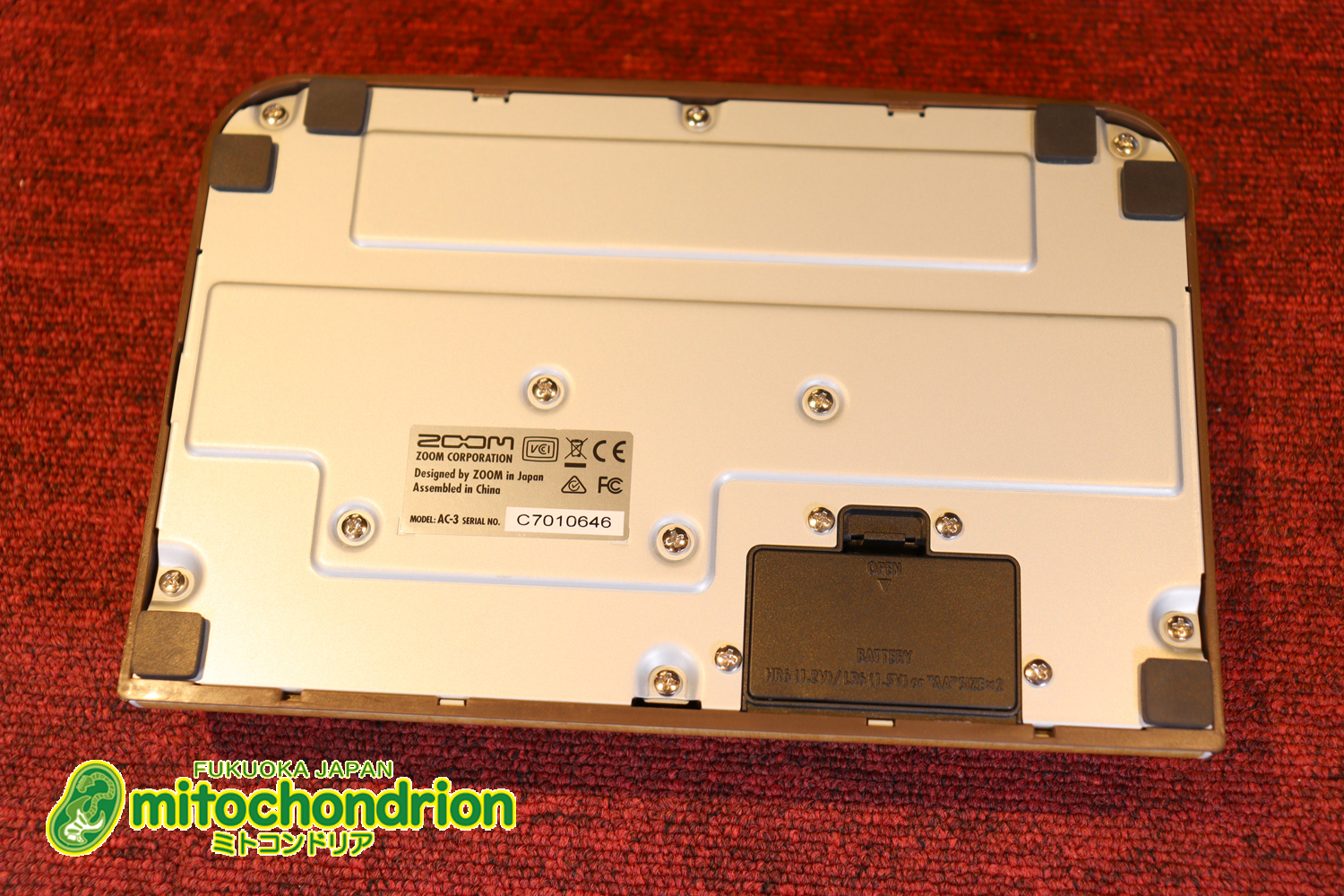 アコースティック用のプリアンプ、エフェクター、アコースティックモデリングを搭載！チューナー付！