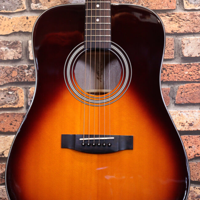 これから始めるプレイヤーにもお勧め！トップ材は単板です。クリップチューナー付き！