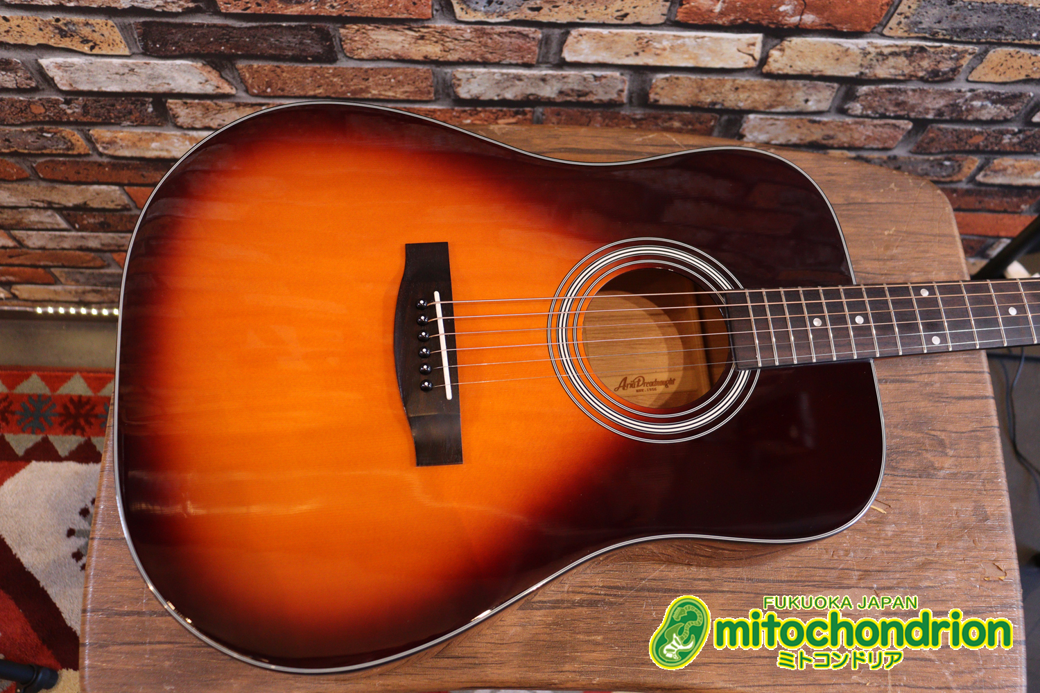 これから始めるプレイヤーにもお勧め！トップ材は単板です。クリップチューナー付き！