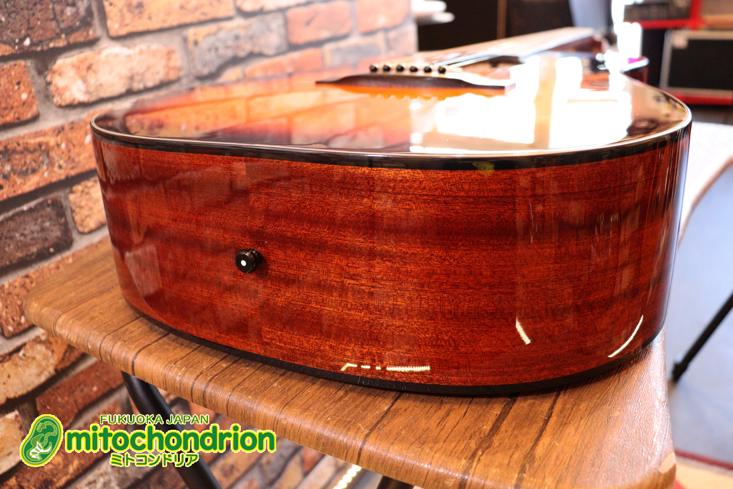 これから始めるプレイヤーにもお勧め！トップ材は単板です。クリップチューナー付き！