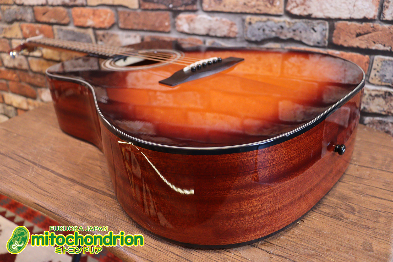 これから始めるプレイヤーにもお勧め！トップ材は単板です。クリップチューナー付き！