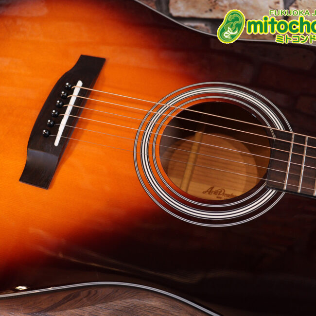 これから始めるプレイヤーにもお勧め！トップ材は単板です。クリップチューナー付き！