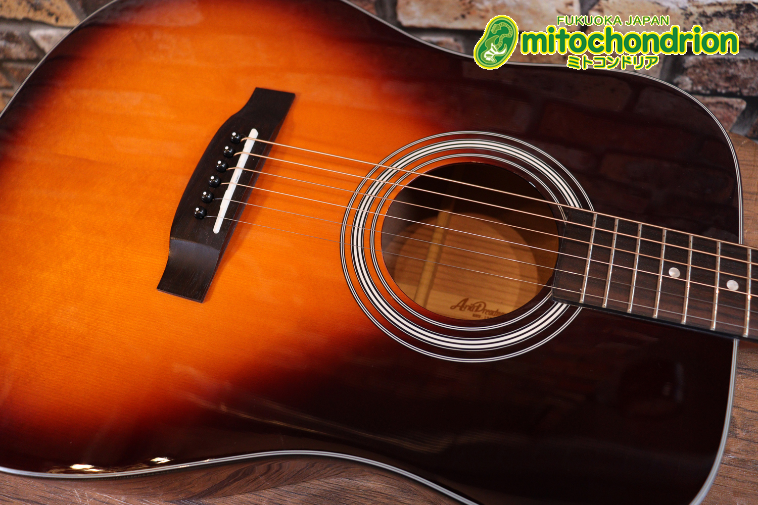 これから始めるプレイヤーにもお勧め！トップ材は単板です。クリップチューナー付き！