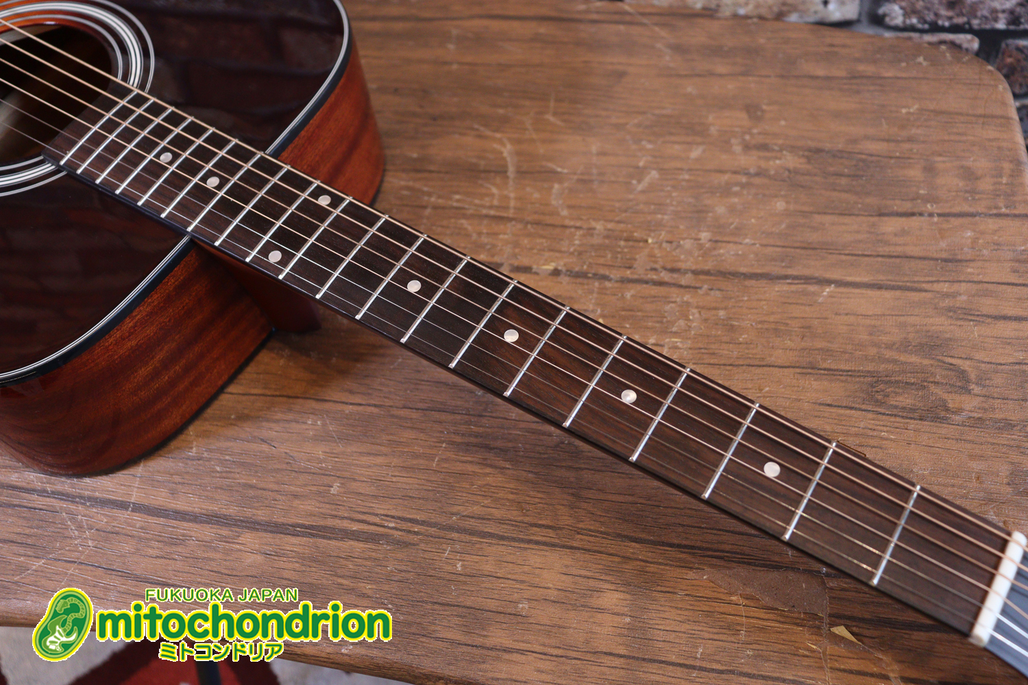 これから始めるプレイヤーにもお勧め！トップ材は単板です。クリップチューナー付き！