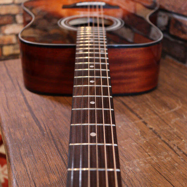 これから始めるプレイヤーにもお勧め！トップ材は単板です。クリップチューナー付き！