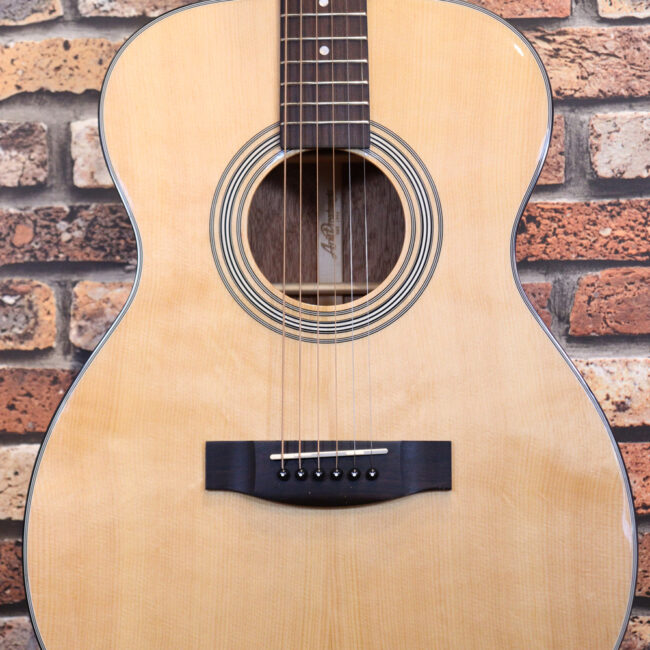 これから始めるプレイヤーにもお勧め！トップ材は単板です。クリップチューナー付き！2