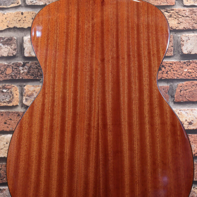 これから始めるプレイヤーにもお勧め！トップ材は単板です。クリップチューナー付き！2