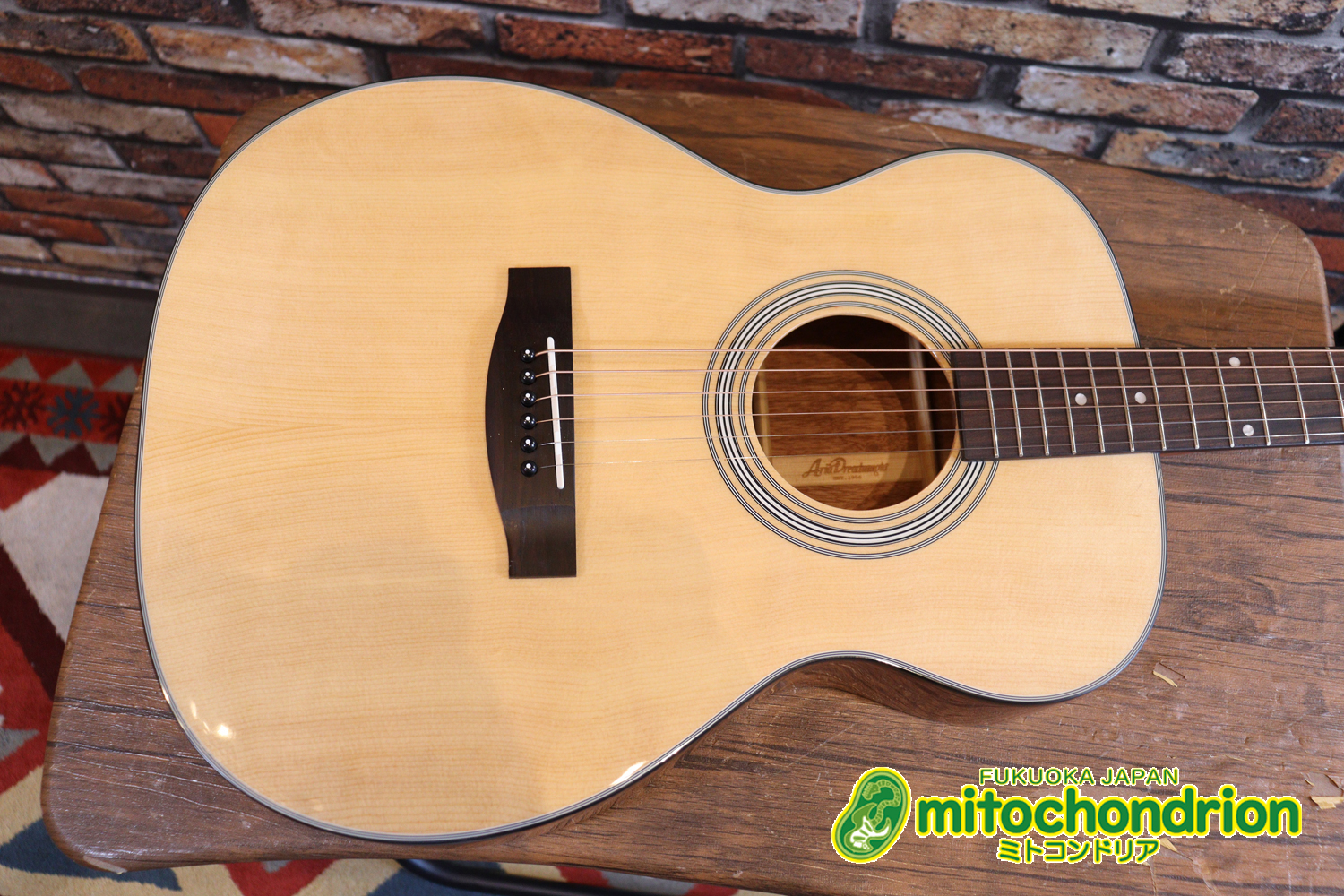 これから始めるプレイヤーにもお勧め！トップ材は単板です。クリップチューナー付き！2