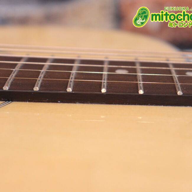 これから始めるプレイヤーにもお勧め！トップ材は単板です。クリップチューナー付き！2