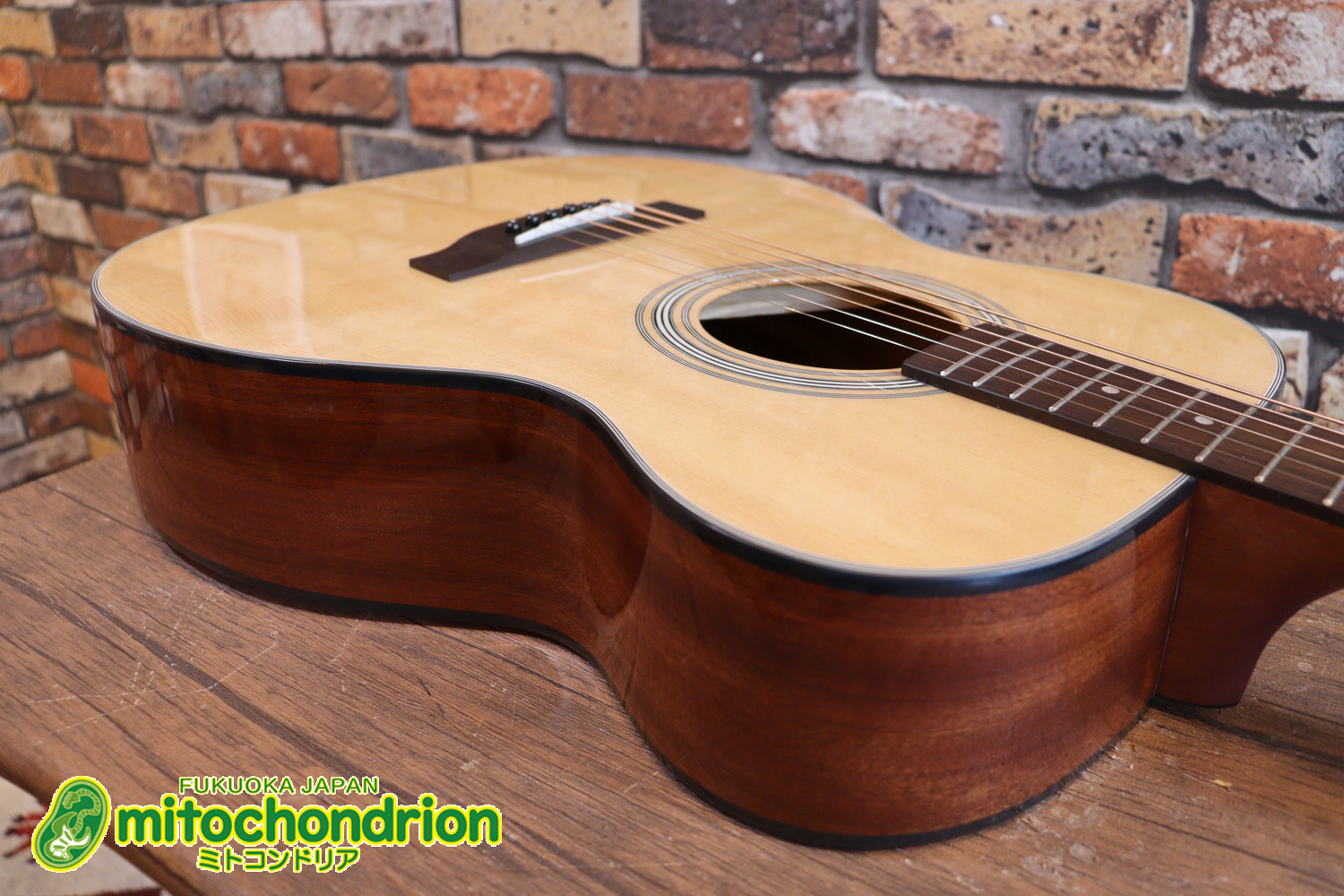 これから始めるプレイヤーにもお勧め！トップ材は単板です。クリップチューナー付き！2