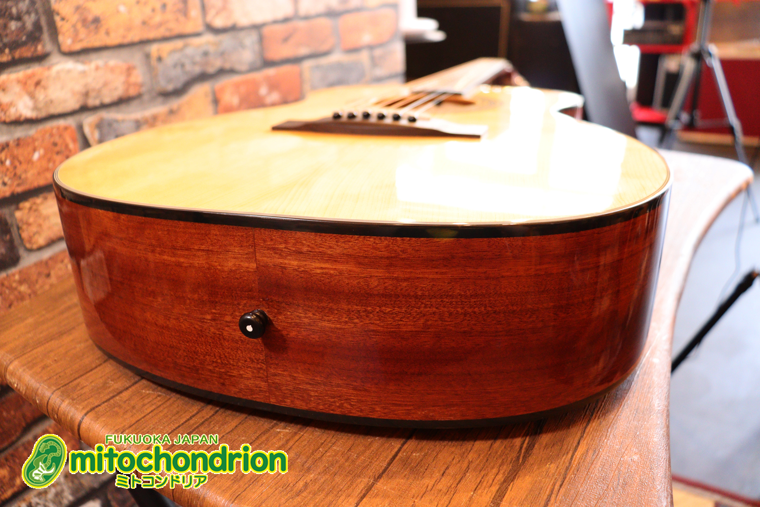 これから始めるプレイヤーにもお勧め！トップ材は単板です。クリップチューナー付き！2